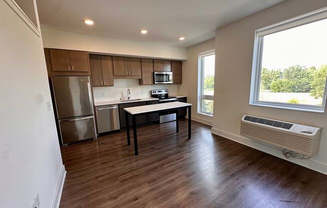 1 bed, 1 bath, 544 sqft, $1,350, Unit 322