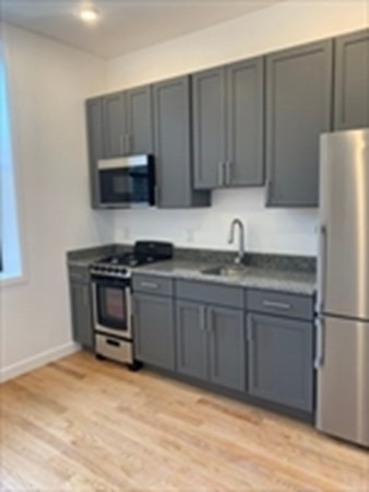 Studio, 1 bath, 425 sqft, $1,595, Unit 302