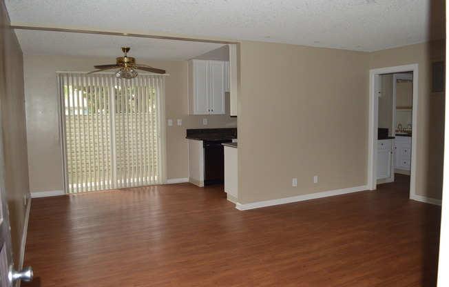 2 beds, 1 bath, 950 sqft, $2,418, Unit D6