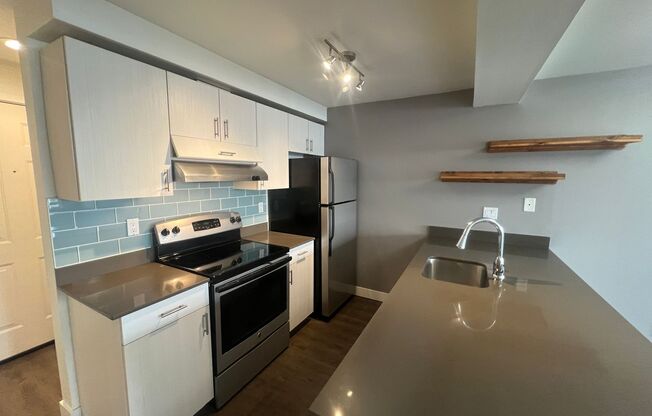 2Bd/ 1Ba in Ballard with balcony, W/D in unit - condo quality!
