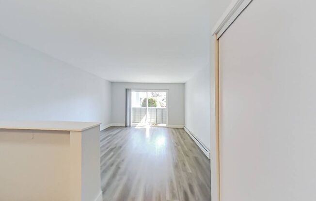 Studio, 1 bath, 355 sqft, $1,040