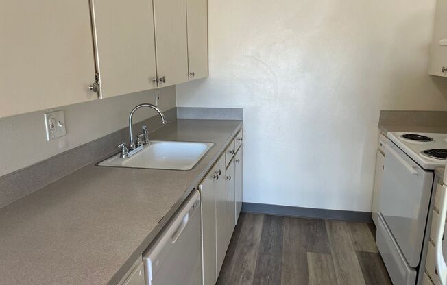 2 beds, 1 bath, 925 sqft, $1,470, Unit 2