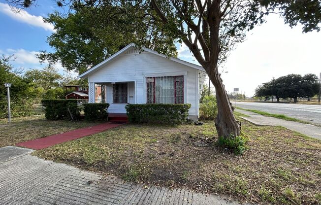 Newly renovated 3 bed/1 bath house for lease! Available Now!