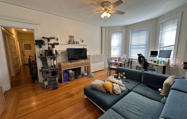 2 beds, 1 bath, 750 sqft, $3,200, Unit 33