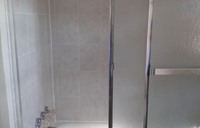 2 beds, 1 bath, 903 sqft, $1,240, Unit M-2