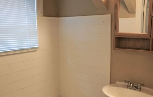 1 bed, 1 bath, 780 sqft, $675, Unit 1130 NE 17th St