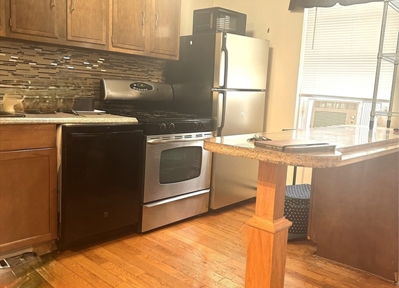 1 bed, 1 bath, $2,200, Unit 10