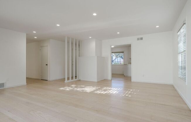 Beautiful 3 Bedroom / 2 Bath Single Family House in Burlingame!