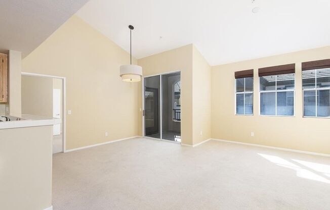 SPACIOUS 2bd/2ba top floor condo in Otay Ranch!