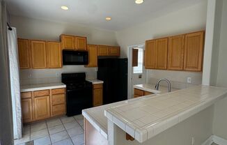 3 beds, 2.5 baths, $2,200, Unit Los Lagos