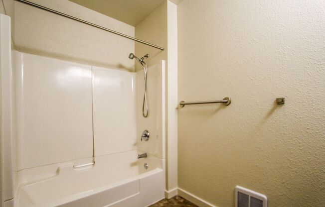 2 beds, 1 bath, $3,295, Unit Stranda Apartments - 2Bedroom 2027 - 2028