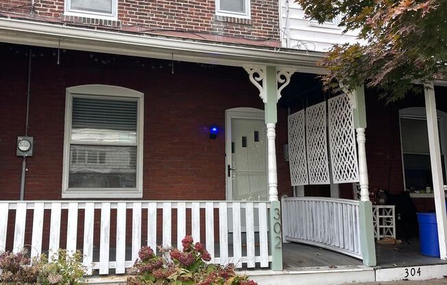 AVAILABLE NOW - MOVE-IN READY!!! Bright and Spacious 3 bedroom house in Drexel Hill!!