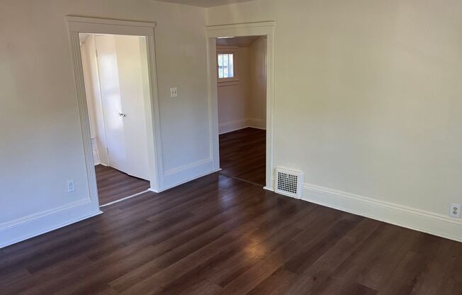 2 beds, 1 bath, $975, Unit Upper