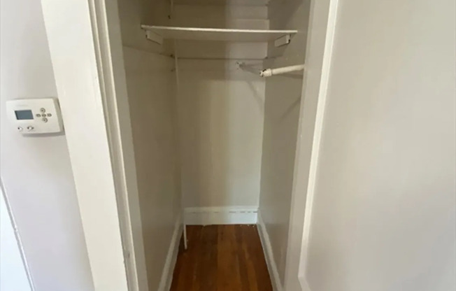 2 beds, 1 bath, $2,600, Unit 4