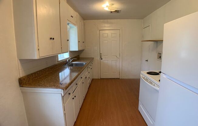 3 beds, 1 bath, $875