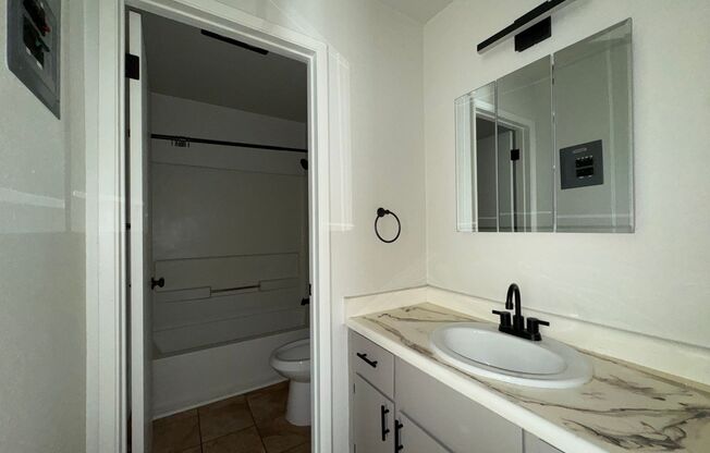 Studio, 1 bath, 410 sqft, $950, Unit 487-12