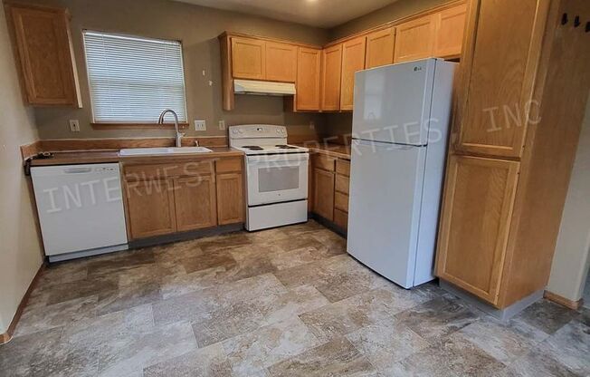 3bd 2 ba Townhouse w/Washer/Dryer in Unit, Yard and Garage!