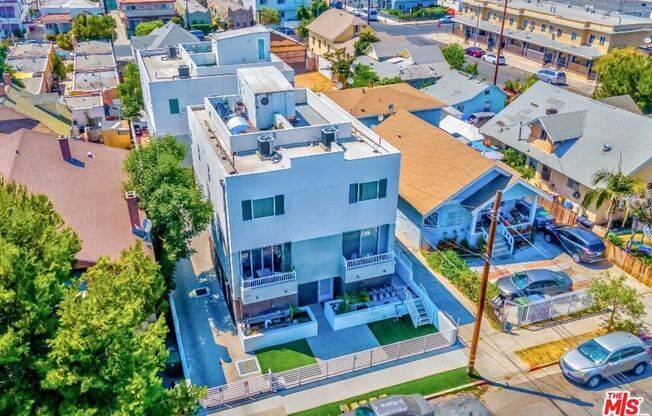 1211 1/2 FEDORA ST