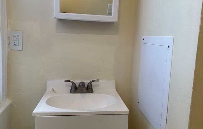 3 beds, 1 bath, $1,395, Unit Apt. 2