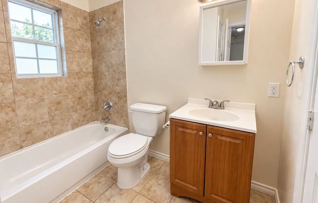 1 bed, 1 bath, 530 sqft, $950, Unit Skyway Unit 8 > SAK