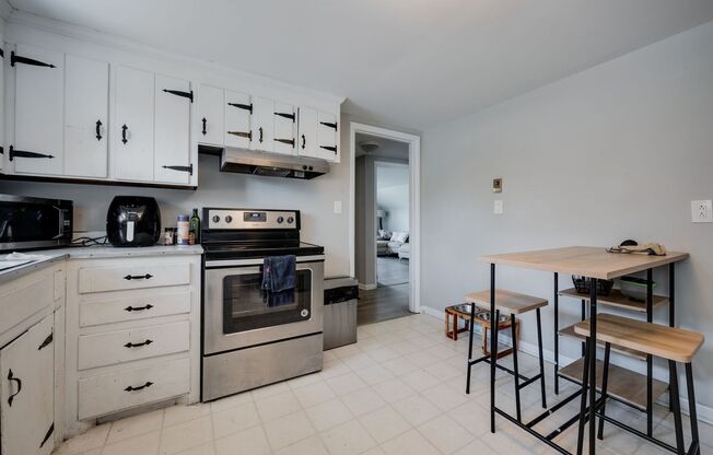 2 beds, 1 bath, $1,700