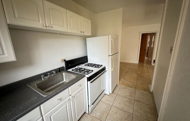 3 beds, 1 bath, $2,175, Unit 210C