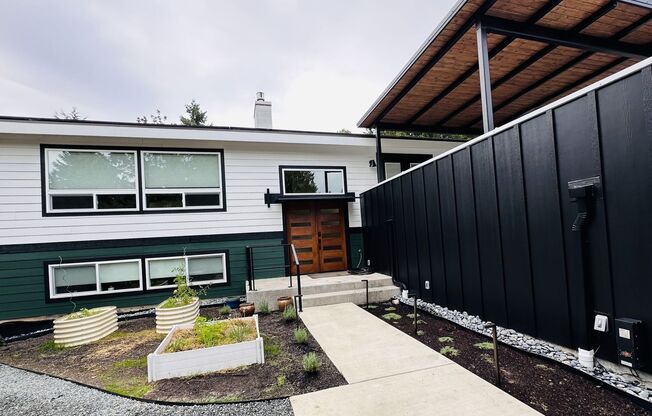 Fabulous 4 Bedroom/2 Bath Home! Upper Unit Now Available! Bellevue