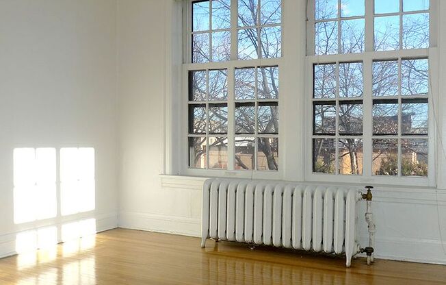 2 beds, 1 bath, 860 sqft, $1,305, Unit 24 - 212