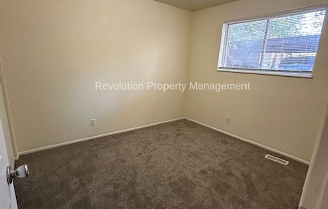 3 beds, 1 bath, 950 sqft, $1,275, Unit 3