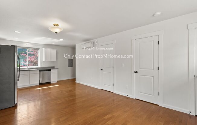 2 beds, 1.5 baths, $1,949, Unit 7712 SE Washington Street