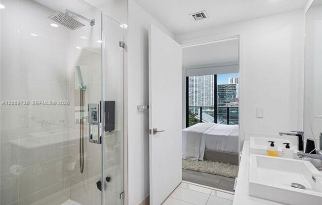 2 beds, 2 baths, 924 sqft, $5,200, Unit 45 SW 9th St # 1508
