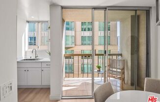 2 beds, 2 baths, 900 sqft, $4,000, Unit 806