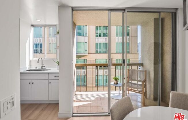 2 beds, 2 baths, 900 sqft, $4,000, Unit 806