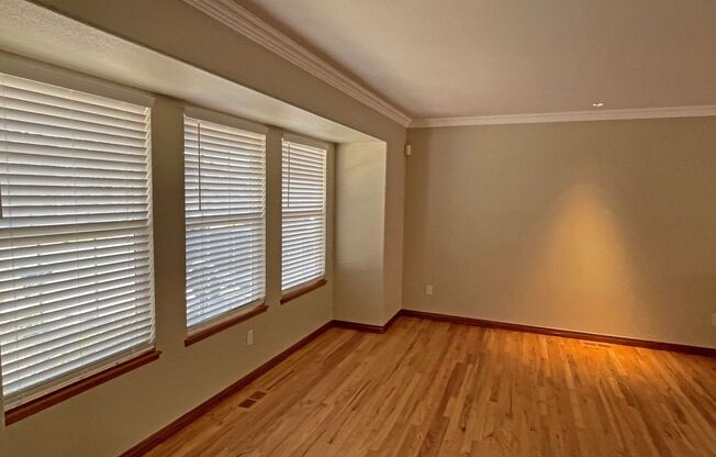 Spacious 5 bedroom, 2-story in Briargate