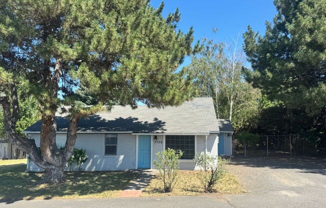 3 bedroom 1 bathroom remodeled home, w/d hookup, must see inside