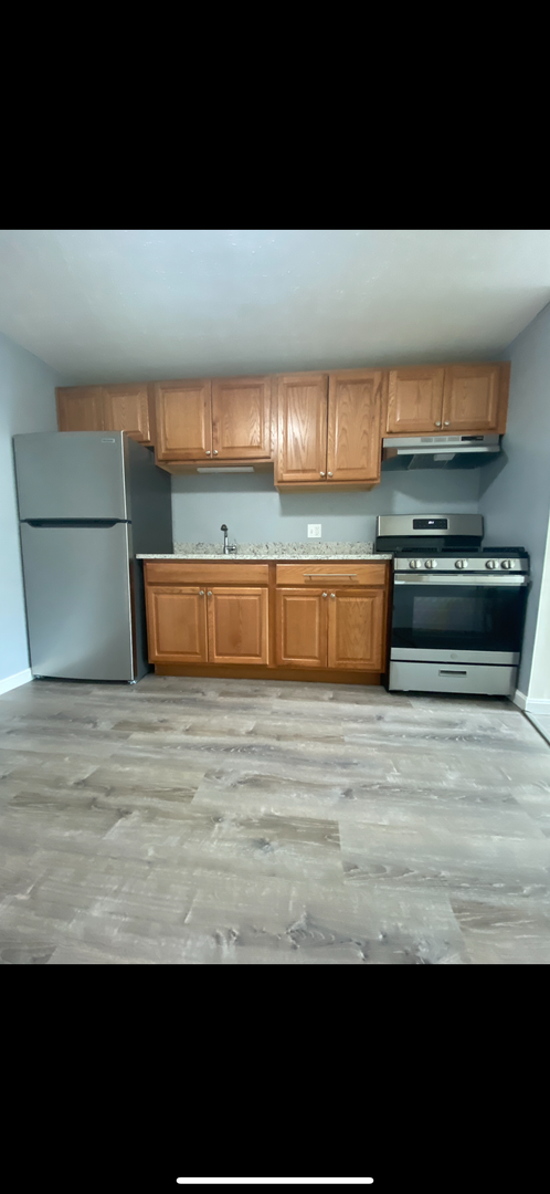 2 beds, 1 bath, $1,995, Unit 24