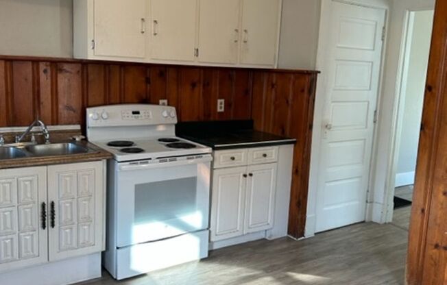 3 beds, 1 bath, 1,082 sqft, $950