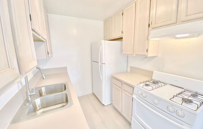 2 beds, 1 bath, $2,195, Unit 7