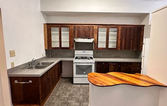 1 bed, 1 bath, 600 sqft, $895, Unit 525 A Wellesley