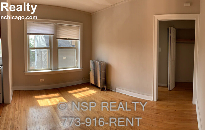 4257 W ADDISON