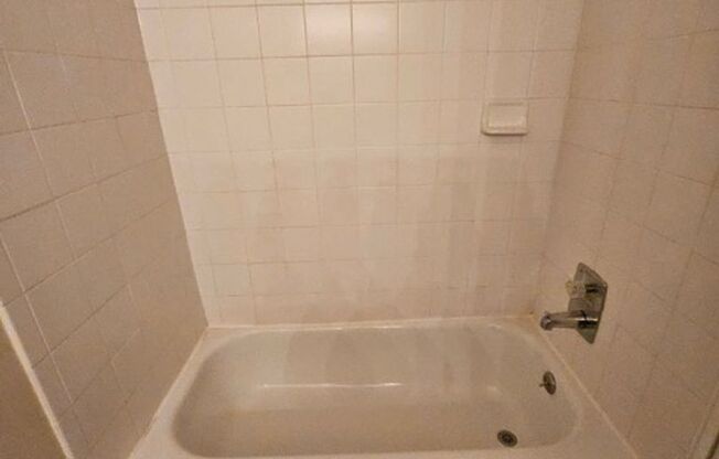 1 bed, 1 bath, $1,400, Unit J07