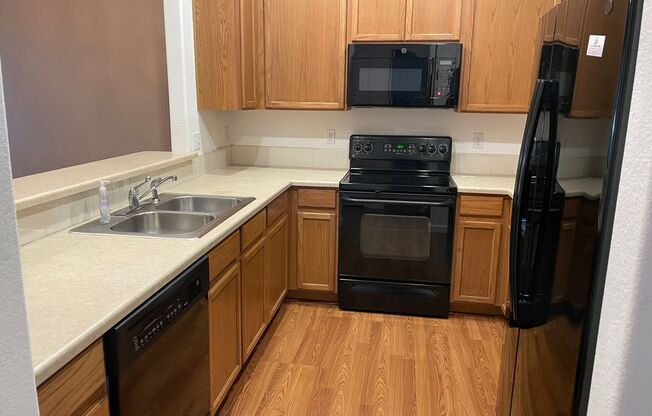 Cute 2bd, 2.5ba Townhome Across from Cottonwood Park....shorter lease term available