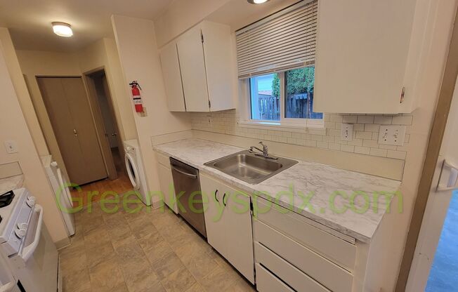 2 Bedroom 1 Bath Unit in St. Johns with Fully Fenced backyard! Dog Friendly!