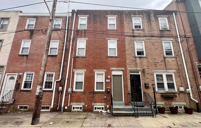Stunning 3-Bedroom Townhome in Francisville! Available NOW!