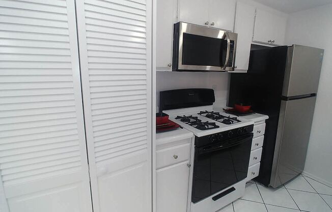 2 beds, 2 baths, 910 sqft, $2,595, Unit 410