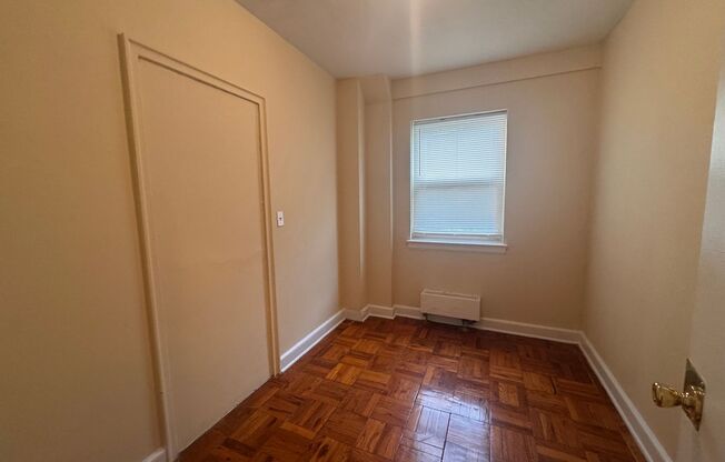 2 beds, 1 bath, $1,050, Unit A61