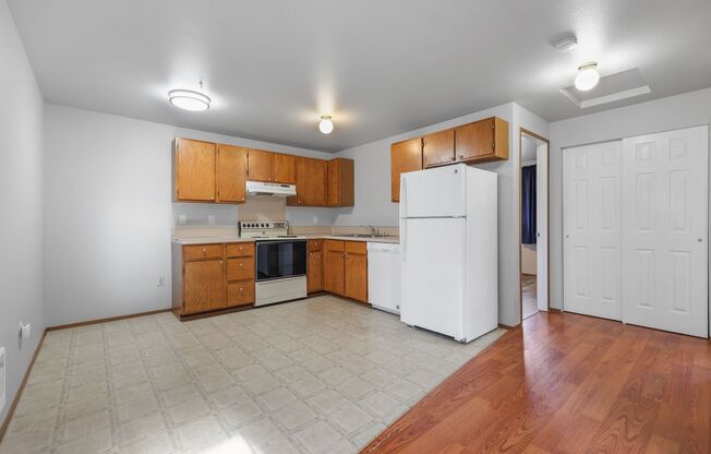 2 beds, 1 bath, $1,775, Unit # #B