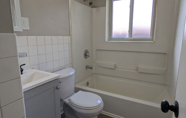 Beautiful, Fully Renovated 2 Bedroom in North County - IN UNIT Washer/Dryer