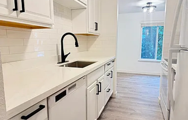 Updated Bellevue Condo with Rare 2 Reserved Parking Spaces – Ground Floor Convenience & Style!