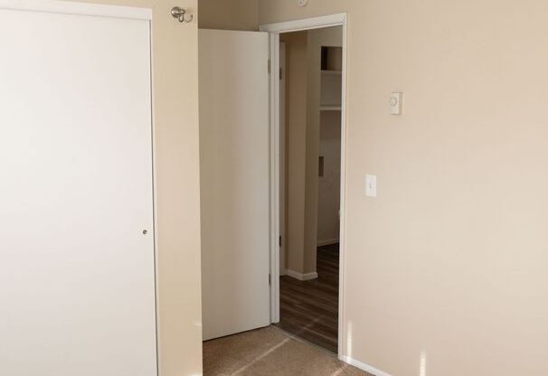 2 beds, 1 bath, $1,300, Unit # 1508